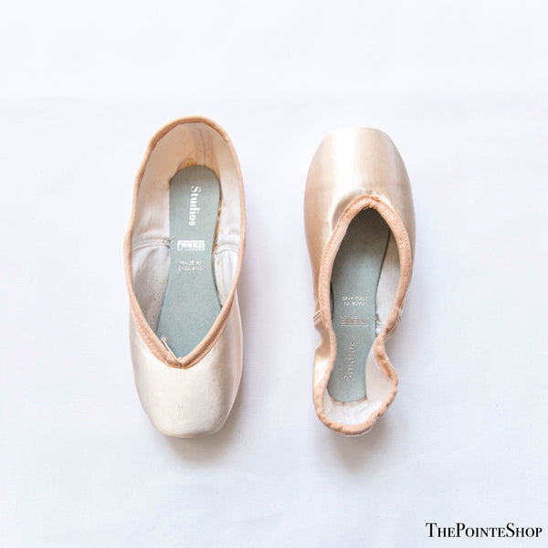 front and back freed studio pro pink satin ballet pointe shoe